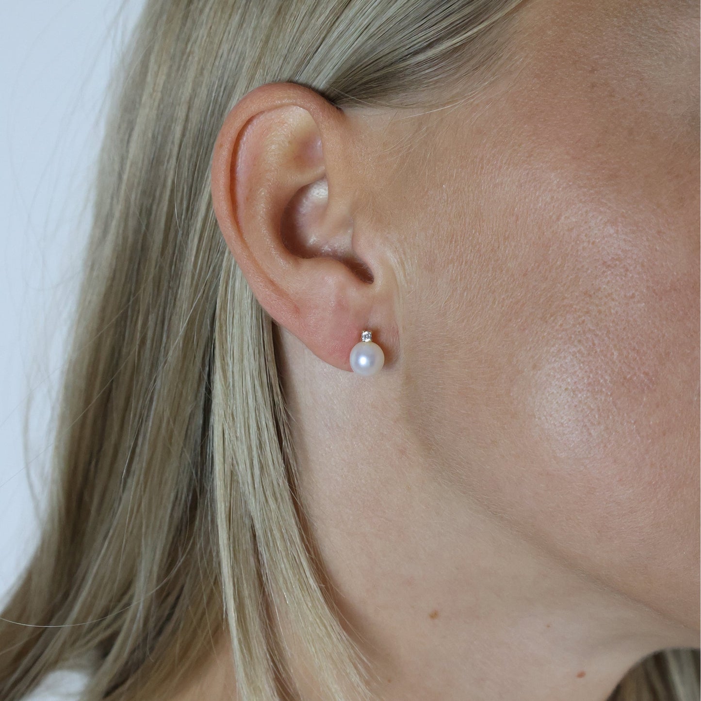 Ørestikker 8 Karat Guld med Ferskvandsperle og Cubic Zirkonia 7 mm