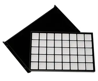 Samlemappe med 40 hvide bokse 4 x 4 cm.