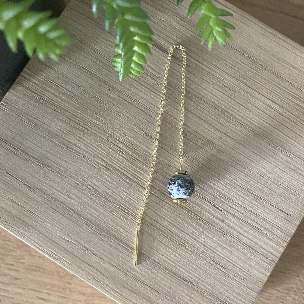 Pure ørerlænke i forgyldt sølv - black white splash ( 1 stk. )