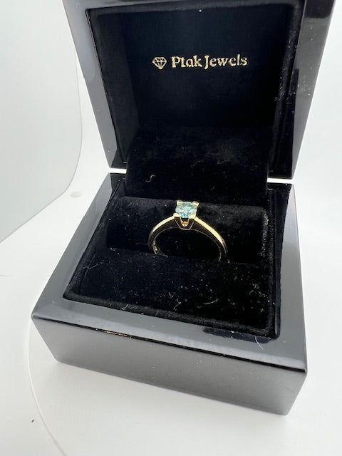 18 kt Guld Solitairering isat blå diamant, 0.51 ct.