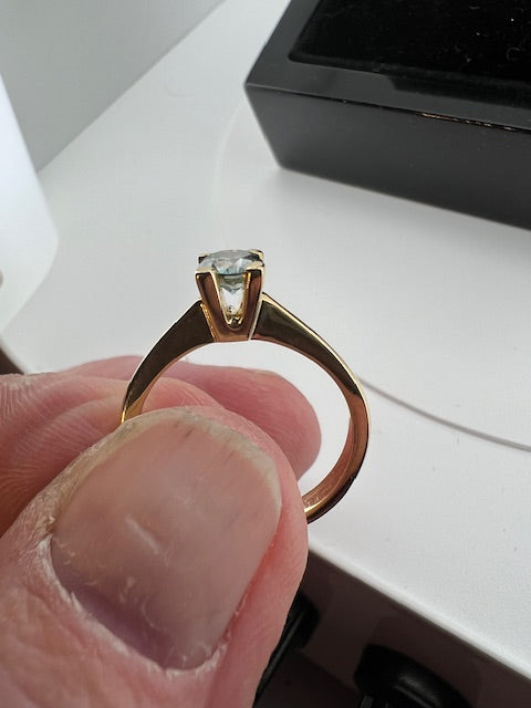 18 kt Guld Solitairering isat blå diamant, 0.51 ct.