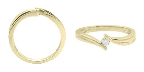 Guldring, 14 kt, med 0.05 diamant.