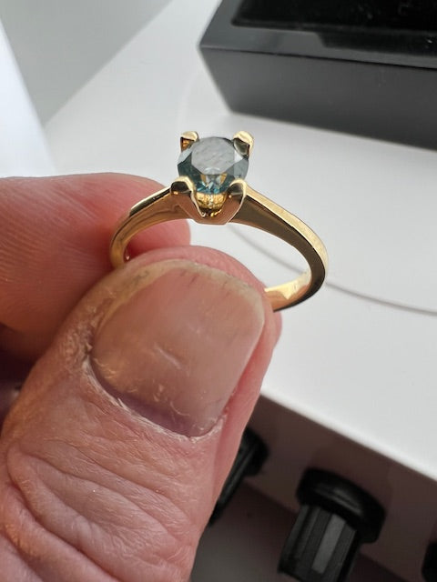 18 kt Guld Solitairering isat blå diamant, 0.51 ct.