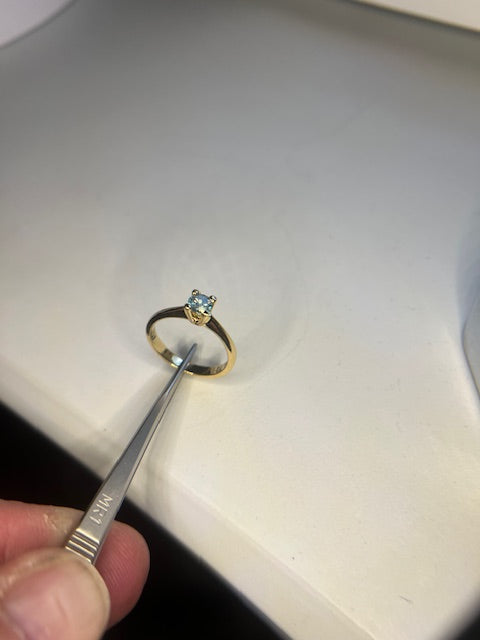 18 kt Guld Solitairering isat blå diamant, 0.51 ct.