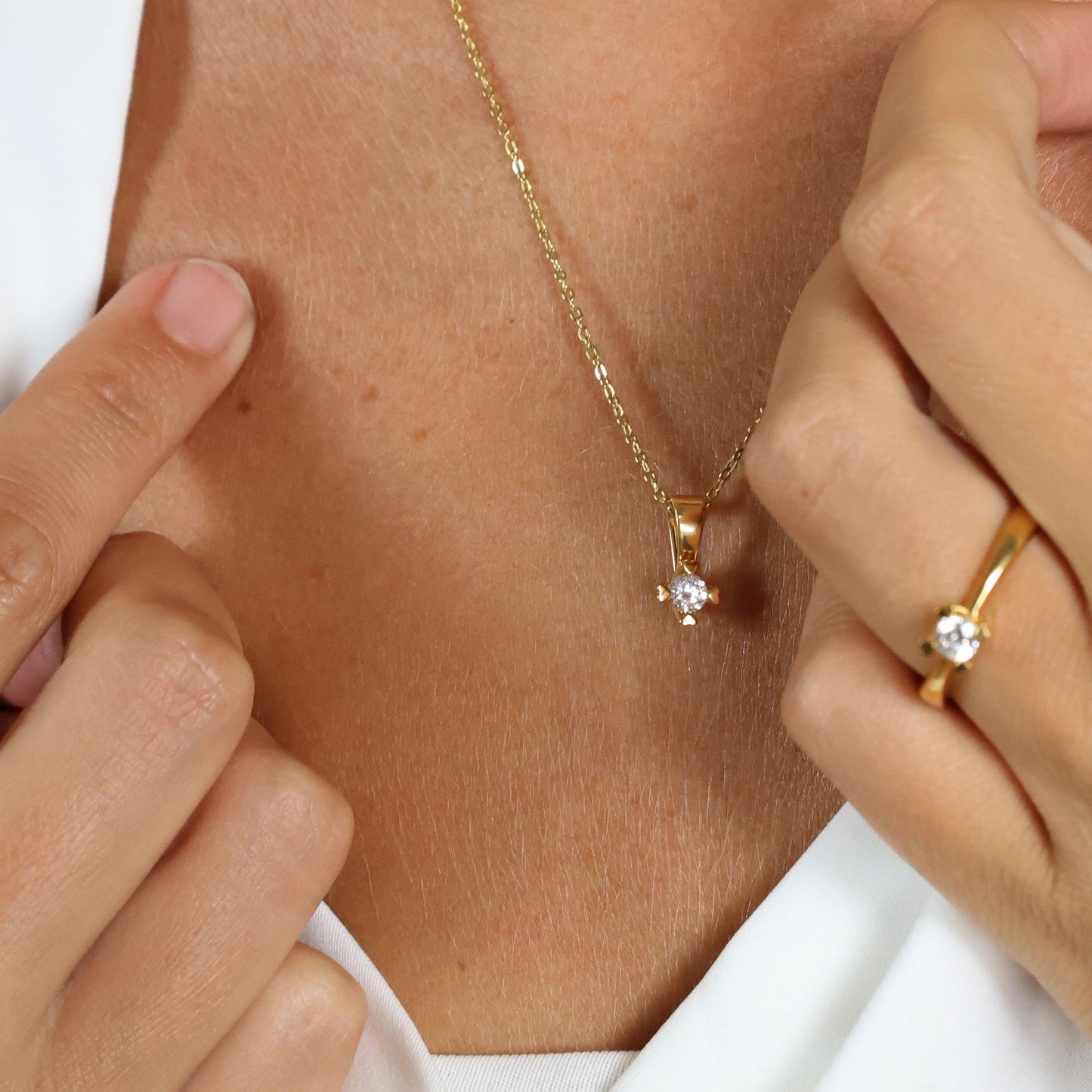 Mary Vedhæng 8 Karat Guld Med 0,20ct W/VS Labgrown Diamant