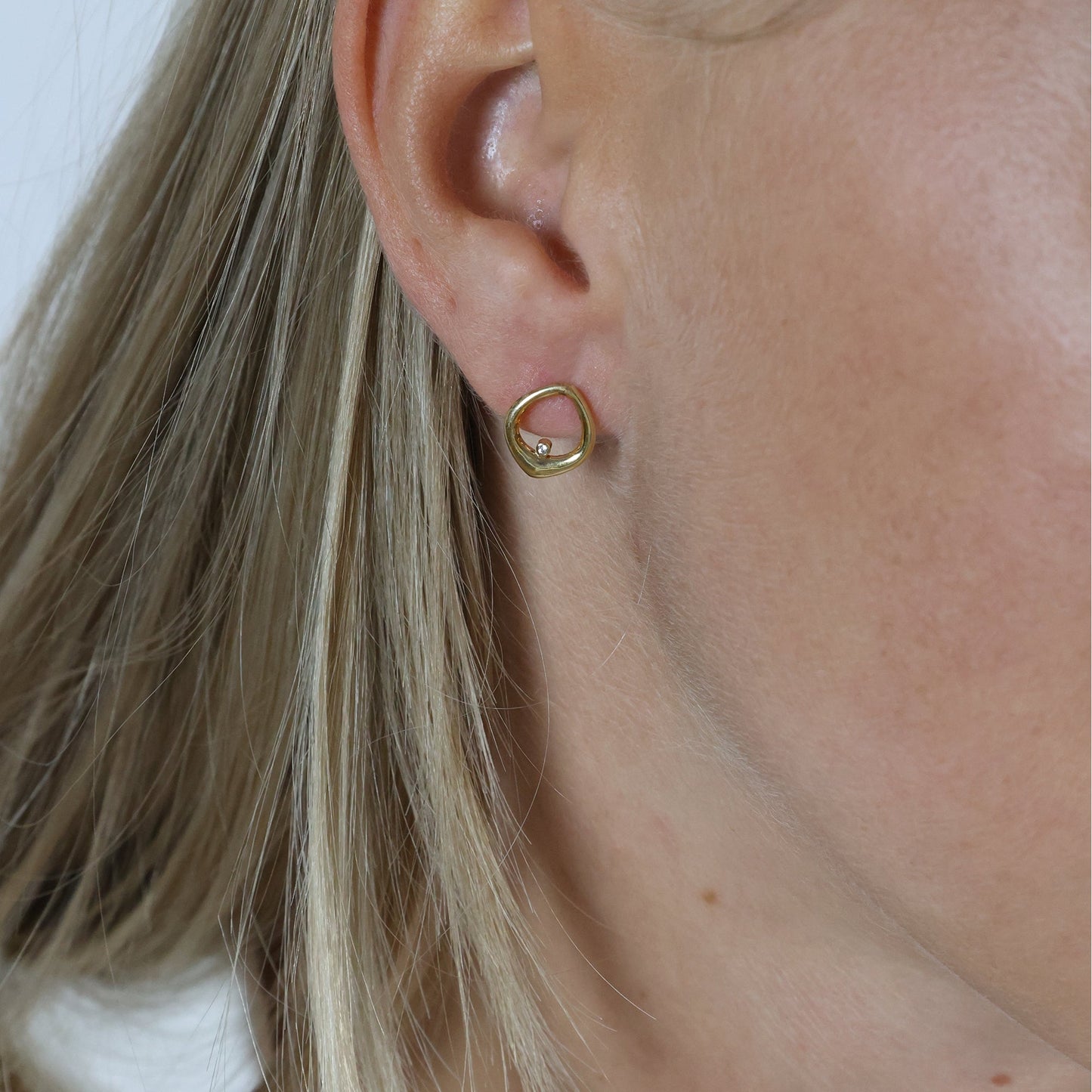 Ørestikker Oval med Cubic Zirkonia 8 Karat Guld