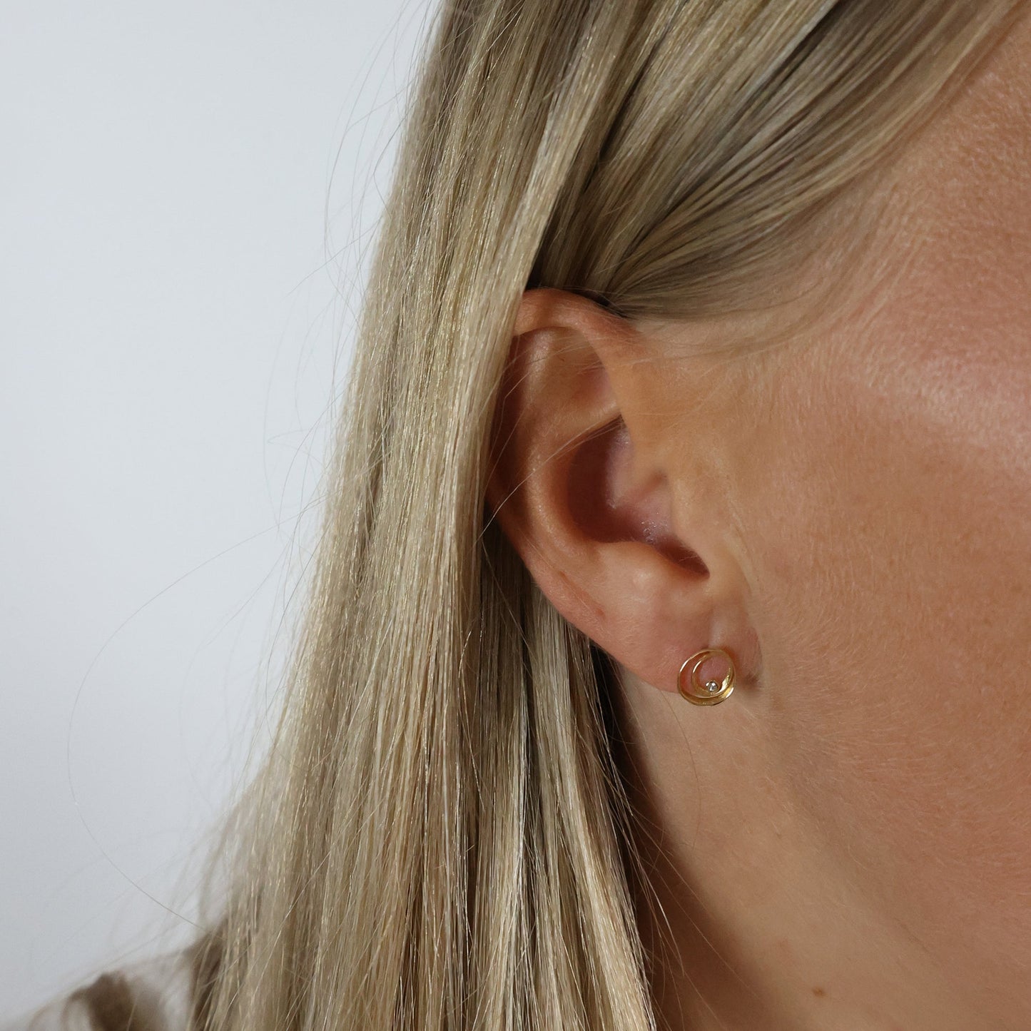 Ørestikker Cirkel med 2 x 0,07 Diamanter 8 Karat Guld