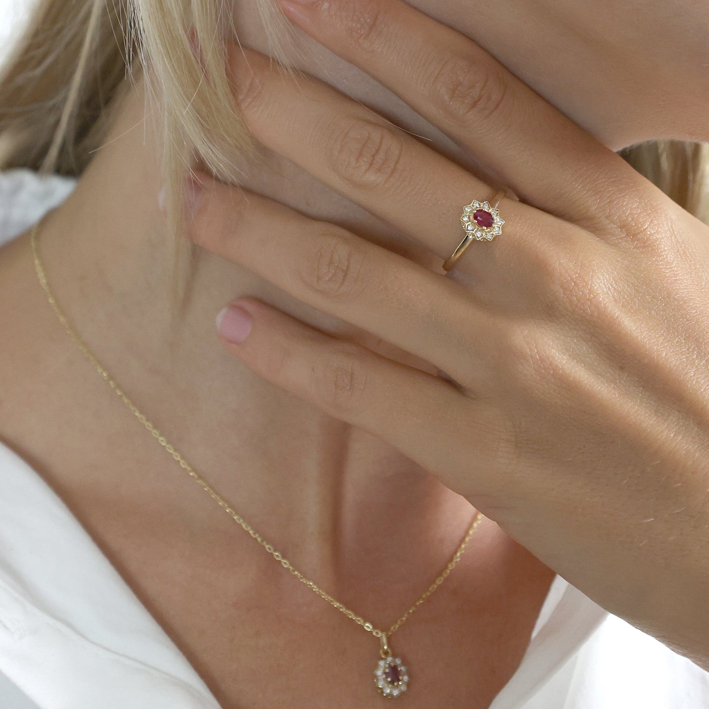 Ring 8 Karat Guld Rubin x 1 Diamanter 16 x 0,005 Ct. W/PI