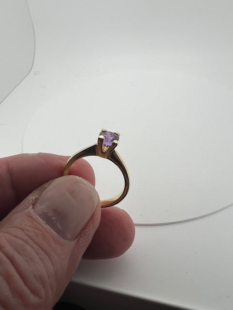 18 kt guld solitairering isat naturlig pink safir.