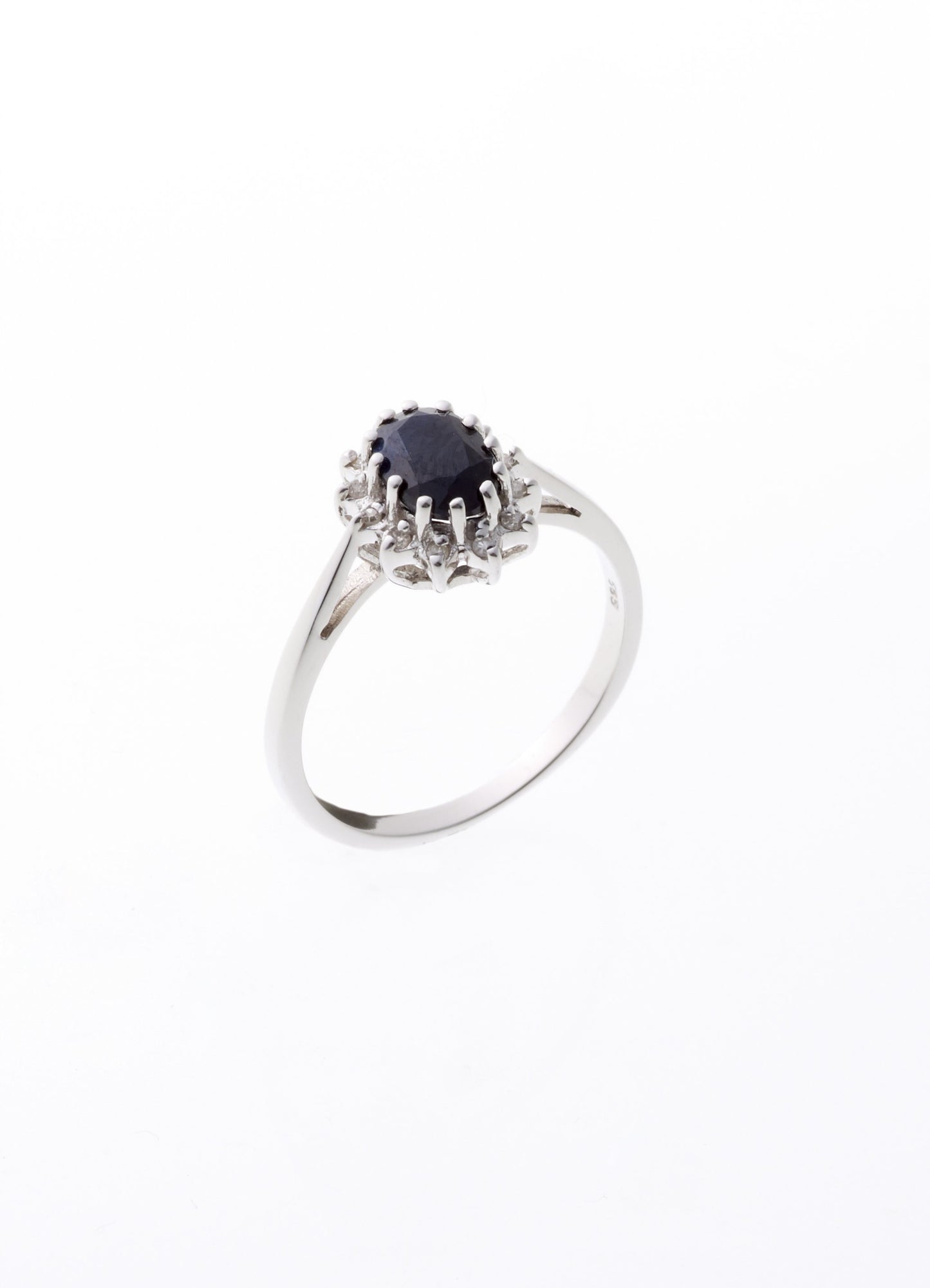 14 kt. Ring i hvidguld, roset med safir og diamant 0,06ct.