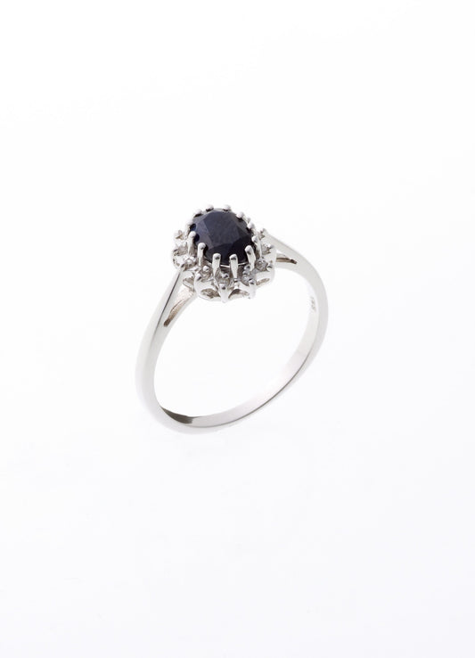 14 kt. Ring i hvidguld, roset med safir og diamant 0,06ct.