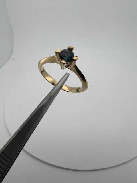 18 kt Guld Solitairering isat naturlig blå/grøn safir - 0.72 ct