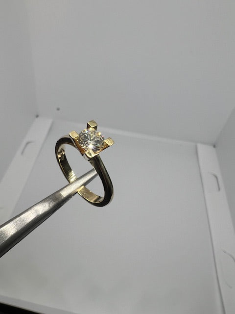 BRYNJA, solitaire diamantring, 18 kt, 4 greb, 0.25 ct - 1.00 ct.