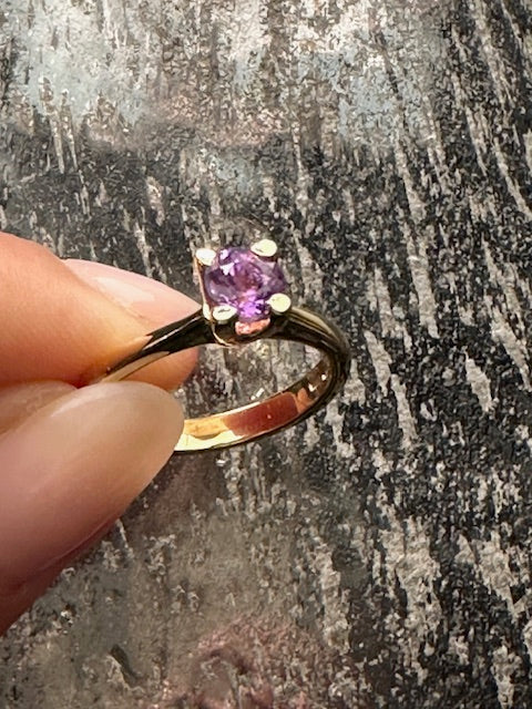 18 kt guldring isat 1.01 pink safir