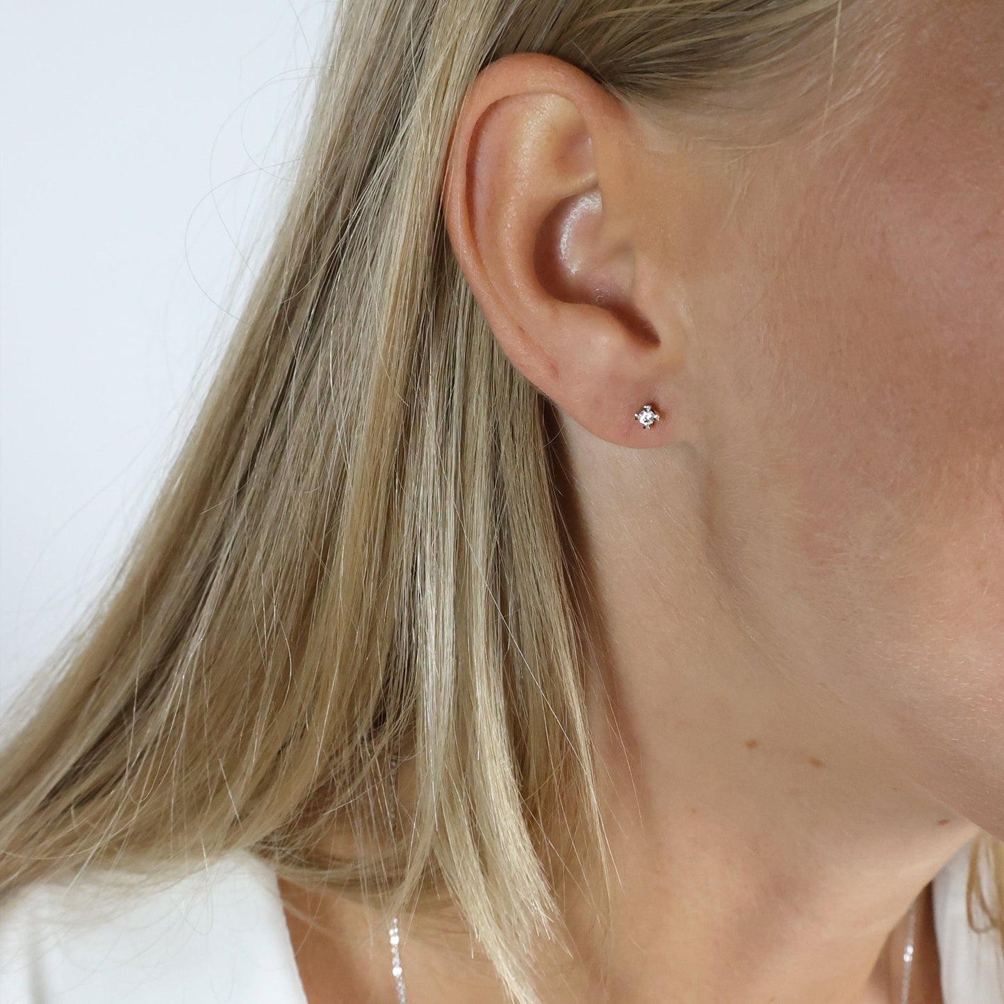 Mary Ørestikker  Guld Med 2x0,05ct W/VS Labgrown Diamant