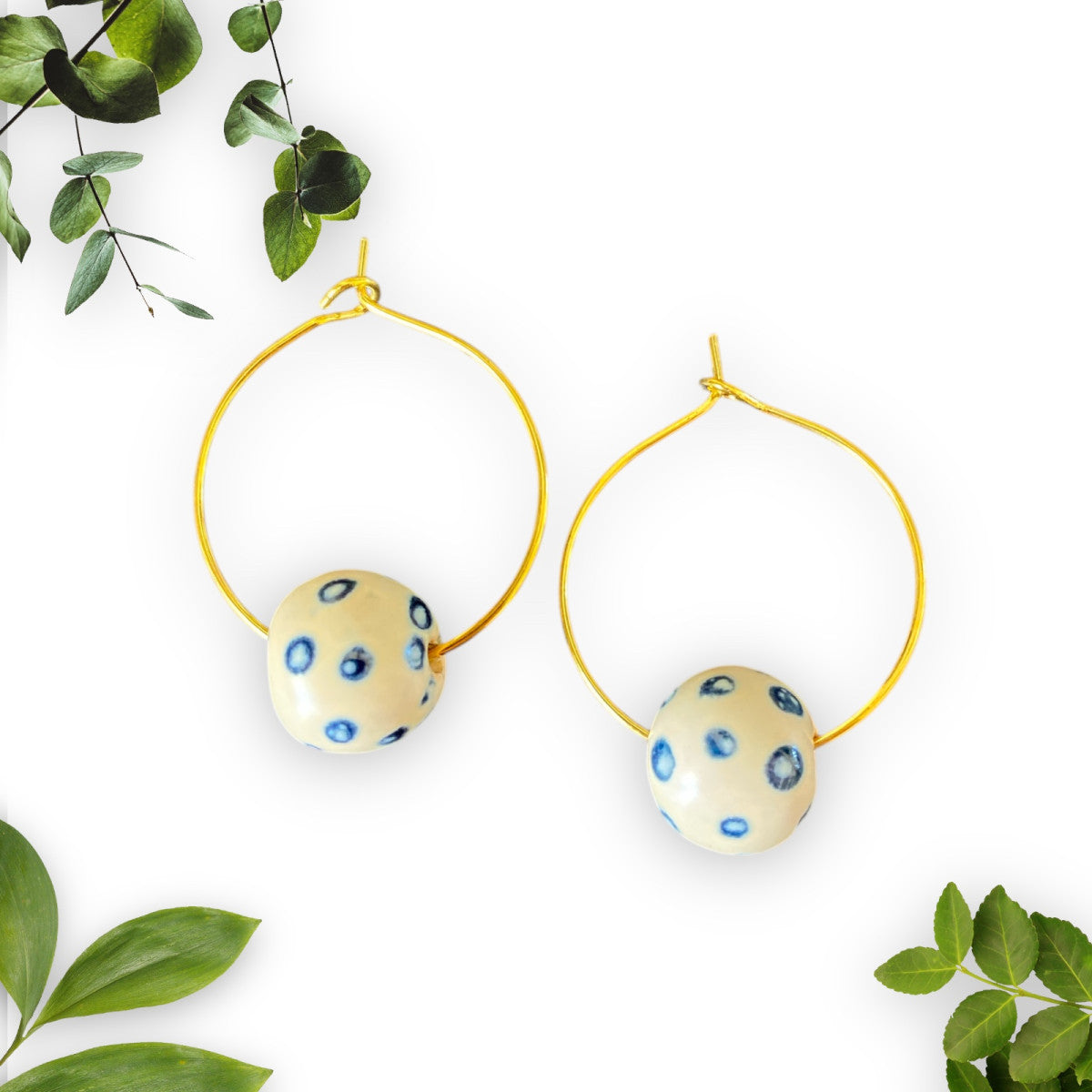 Unika øreringe - Satin cream blue dots
