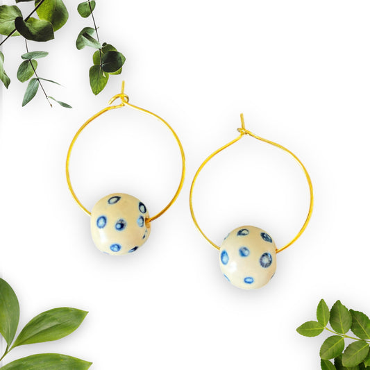 Unika øreringe - Satin cream blue dots