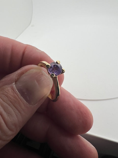 18 kt guld solitairering isat naturlig pink safir.