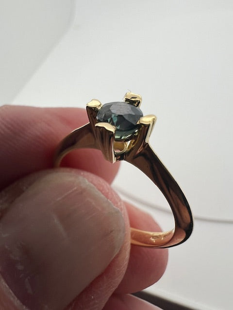 18 kt Guld Solitairering isat naturlig blå/grøn safir - 0.72 ct