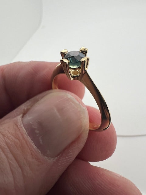 18 kt Guld Solitairering isat naturlig blå/grøn safir - 0.72 ct