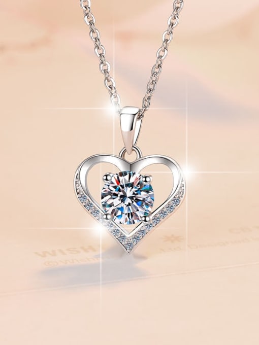 Sølvhjerte, isat lab. moisannite på 1.00 ct, incl kæde.