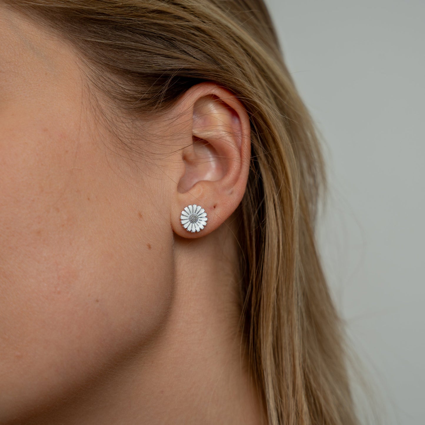 Ørestikker Marguerit Hvid 10 mm Rhodineret Sterling Sølv