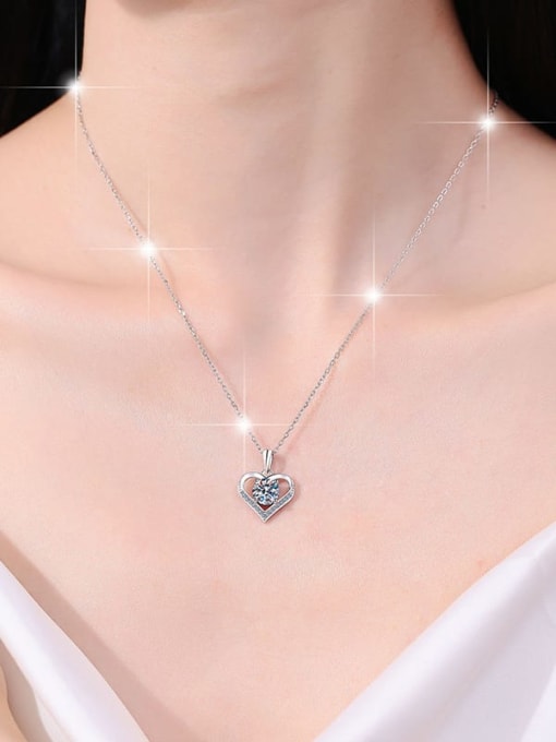 Sølvhjerte, isat lab. moisannite på 1.00 ct, incl kæde.