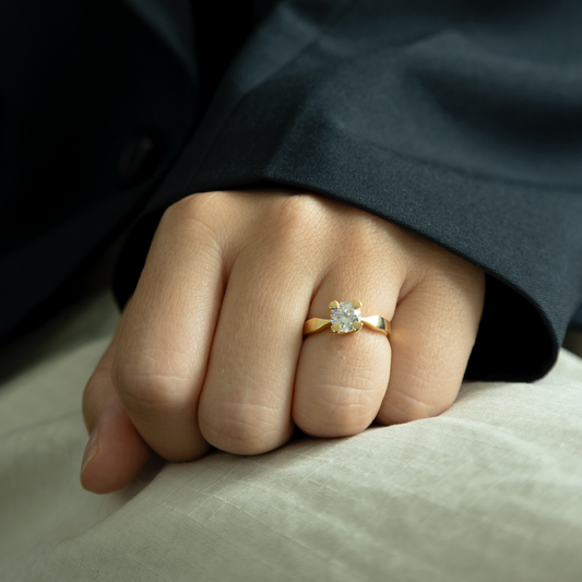 Elya Ring 8 Karat Guld Med 1,00ct W/VS Labgrown Diamant